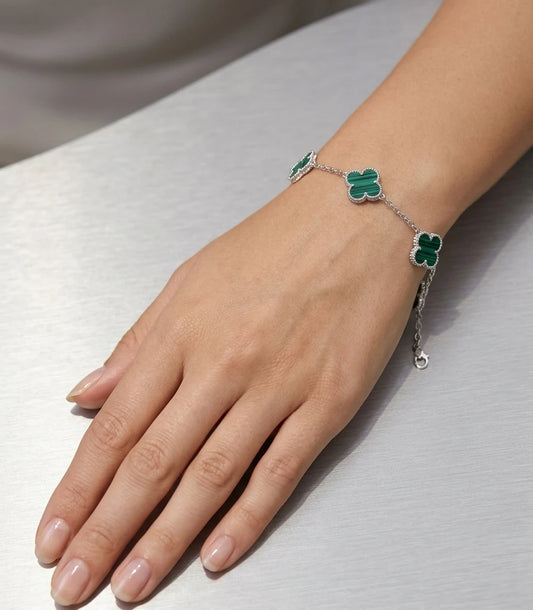 Minimal green clover bracelet in 925 silver with delicate halo design, elegant everyday jewellery for women.