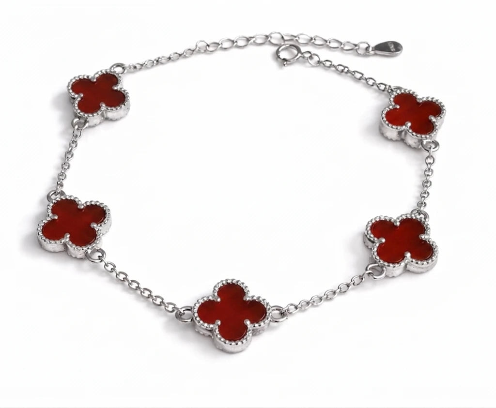 Red clover bracelet in 925 sterling silver with halo detailing, elegant minimal jewellery for women.