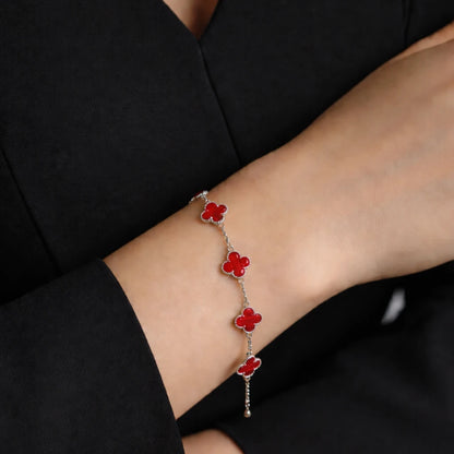 Minimal red clover bracelet in 925 silver with delicate halo design, elegant everyday jewellery for women.